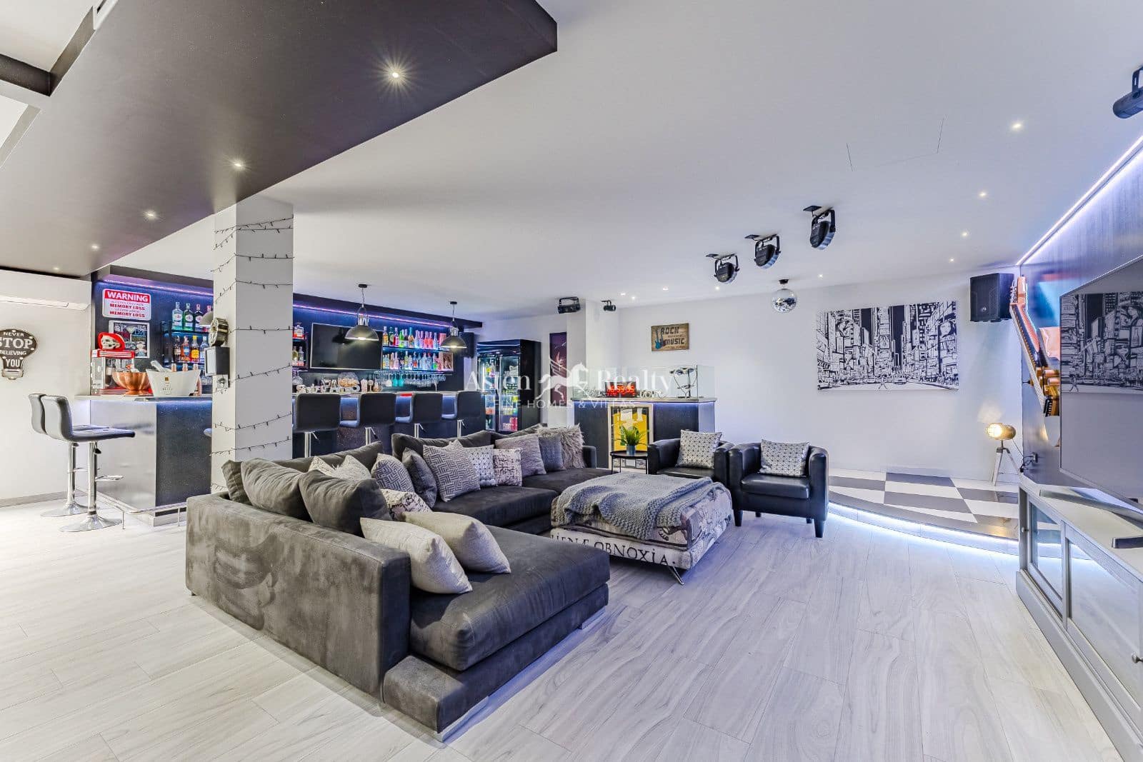 2 soverom Hus til salgs i San Miguel de Abona med svømmebasseng garasje - € 2 100 000 (Ref: 8940817)