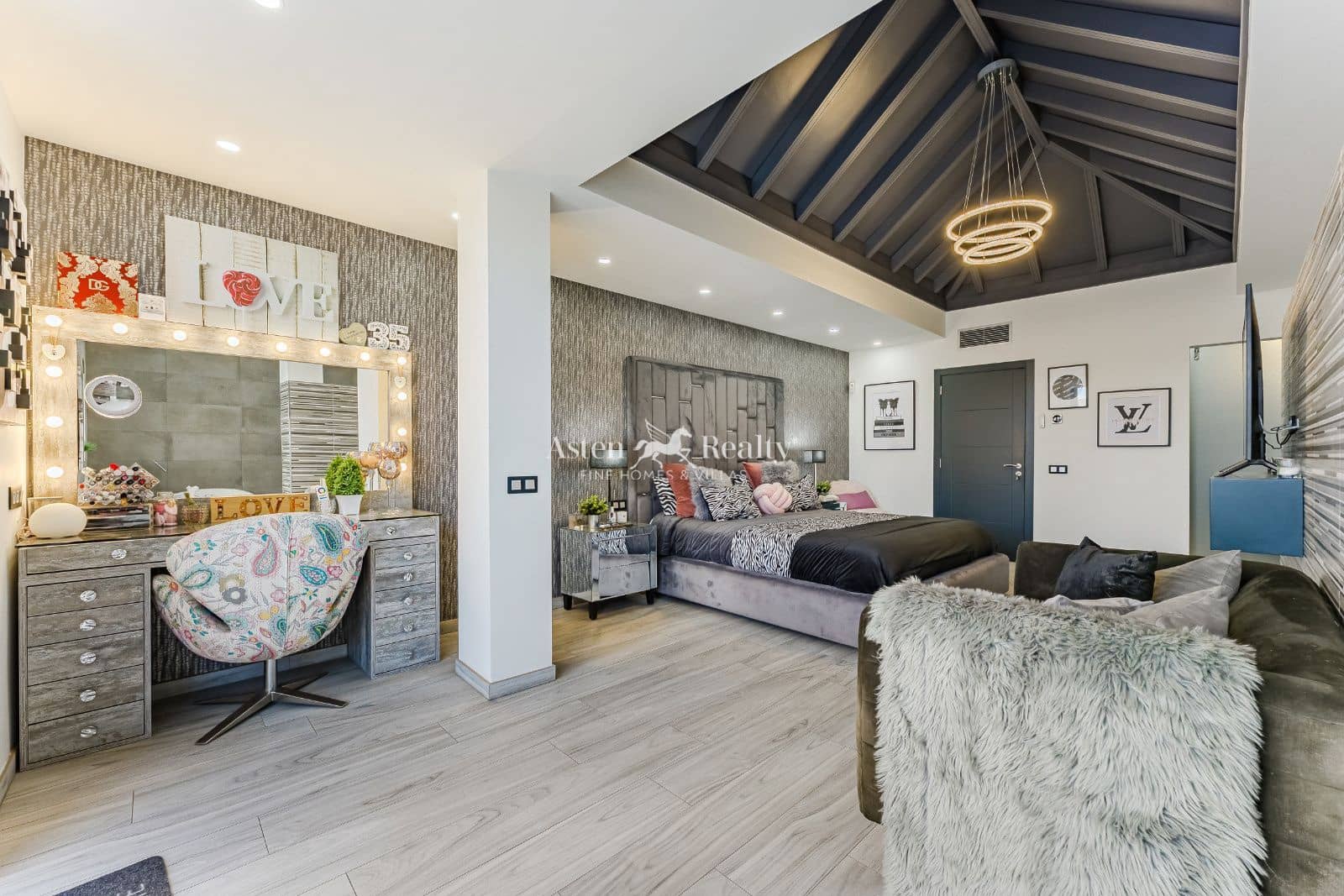 2 soverom Hus til salgs i San Miguel de Abona med svømmebasseng garasje - € 2 100 000 (Ref: 8940817)