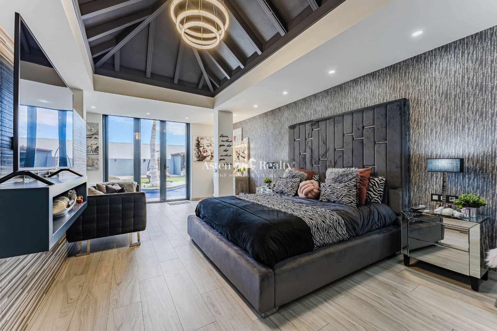 2 soverom Hus til salgs i San Miguel de Abona med svømmebasseng garasje - € 2 100 000 (Ref: 8940817)