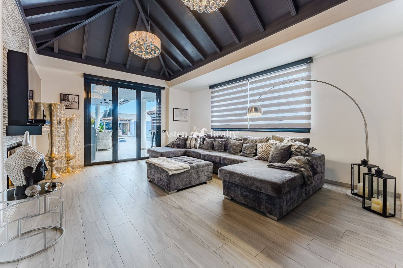 2 soverom Hus til salgs i San Miguel de Abona med svømmebasseng garasje - € 2 100 000 (Ref: 8940817)