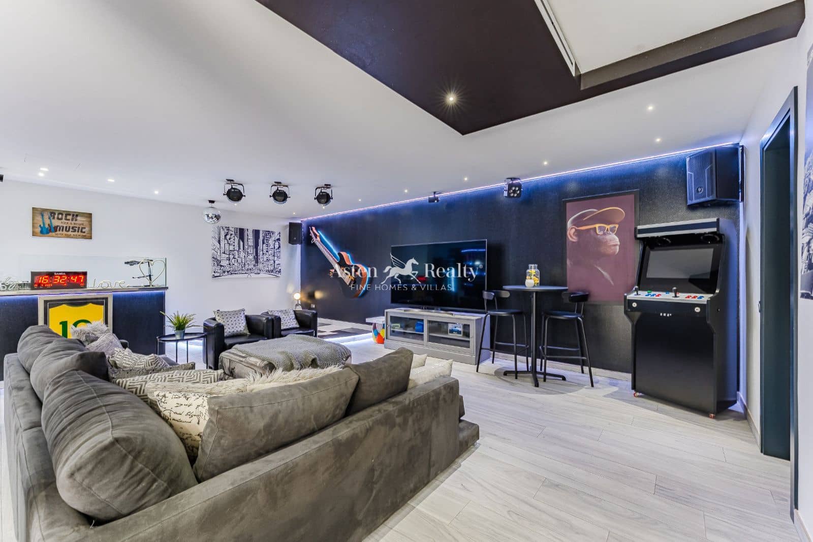 2 soverom Hus til salgs i San Miguel de Abona med svømmebasseng garasje - € 2 100 000 (Ref: 8940817)