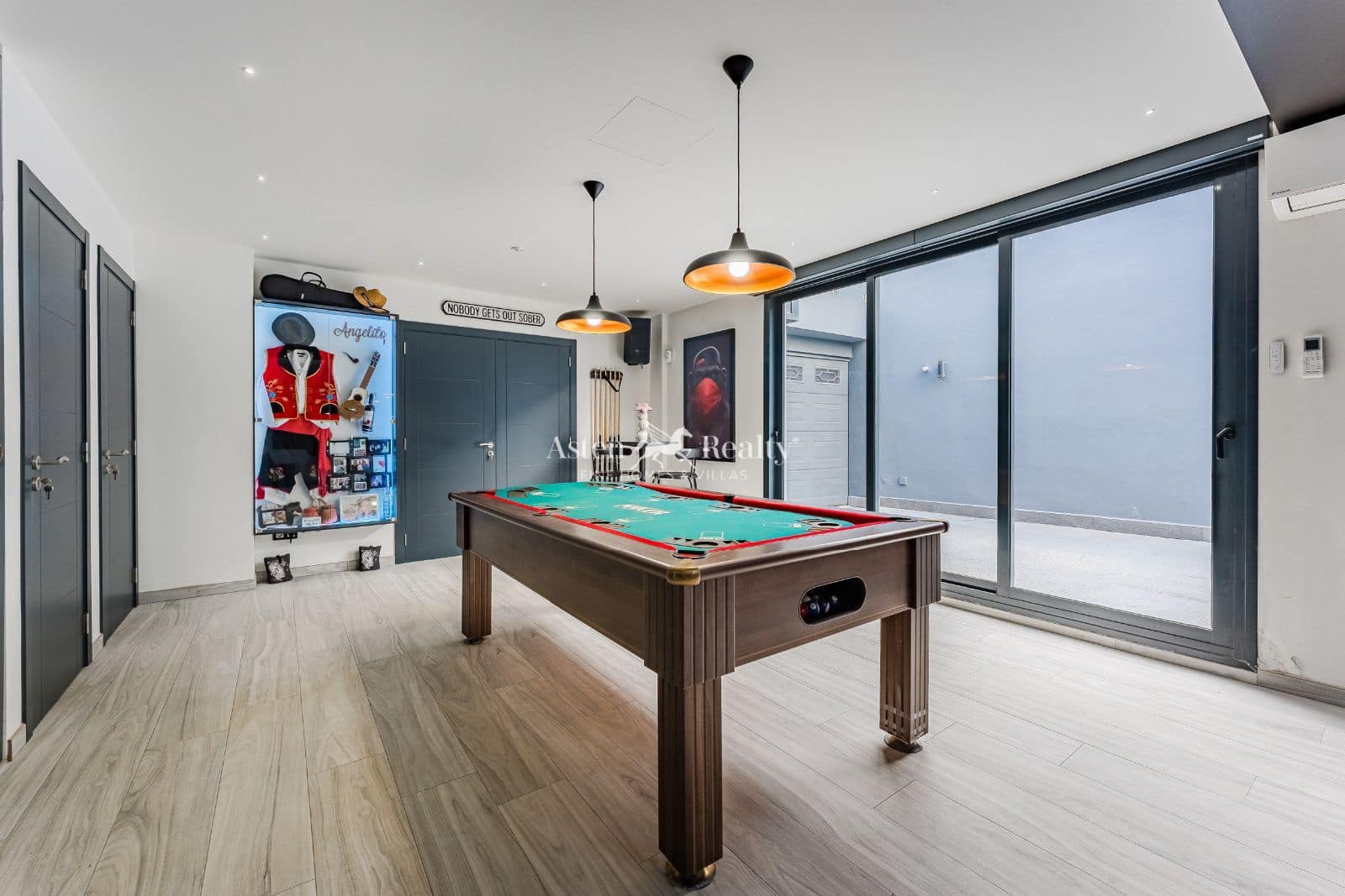 2 soverom Hus til salgs i San Miguel de Abona med svømmebasseng garasje - € 2 100 000 (Ref: 8940817)