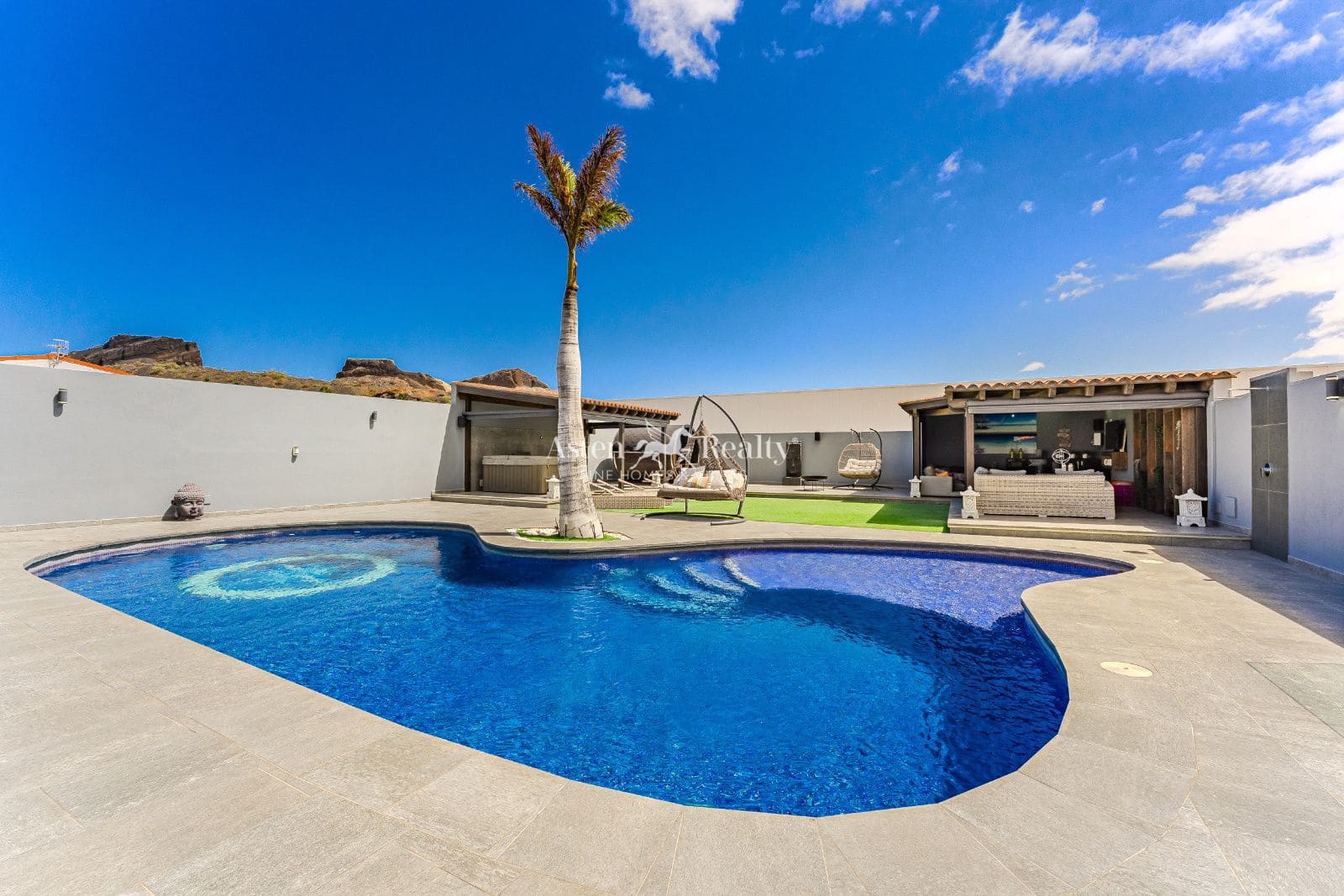 2 soverom Hus til salgs i San Miguel de Abona med svømmebasseng garasje - € 2 100 000 (Ref: 8940817)