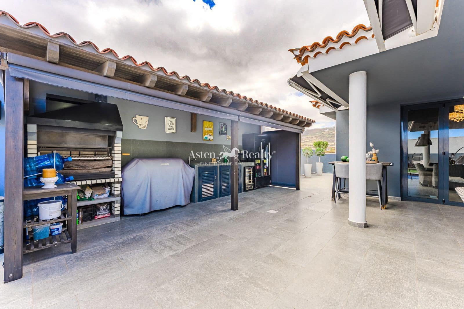 2 soverom Hus til salgs i San Miguel de Abona med svømmebasseng garasje - € 2 100 000 (Ref: 8940817)