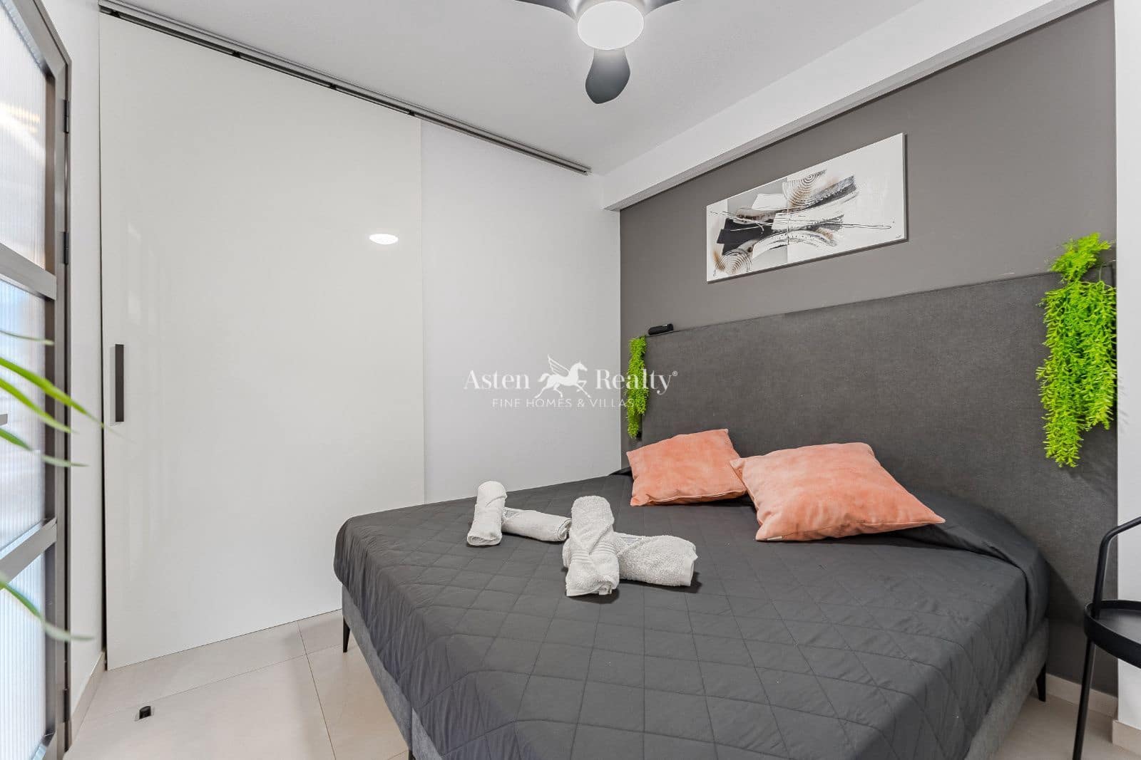 2 soverom Leilighet til salgs i Playa Paraiso med svømmebasseng - € 350 000 (Ref: 8992836)