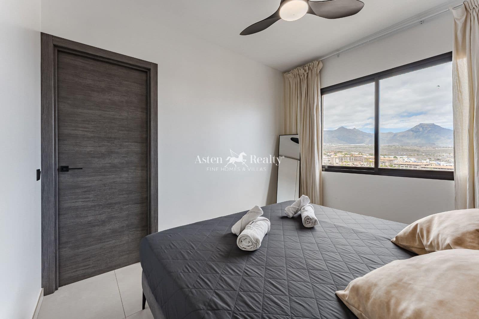 2 soverom Leilighet til salgs i Playa Paraiso med svømmebasseng - € 350 000 (Ref: 8992836)