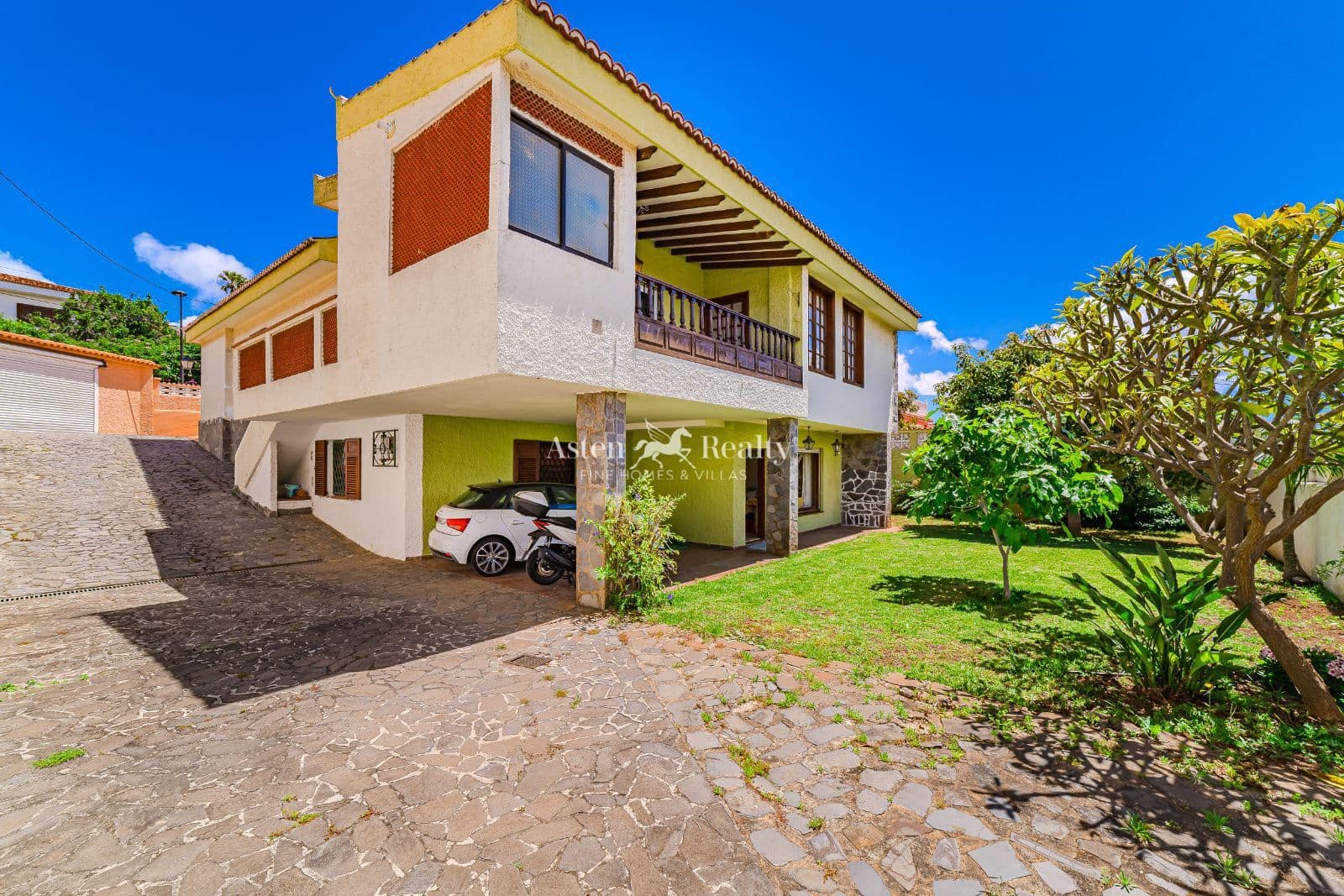 6 soveværelse Villa til salg i San Cristobal de La Laguna med garage - € 680.000 (Ref: 8998443)