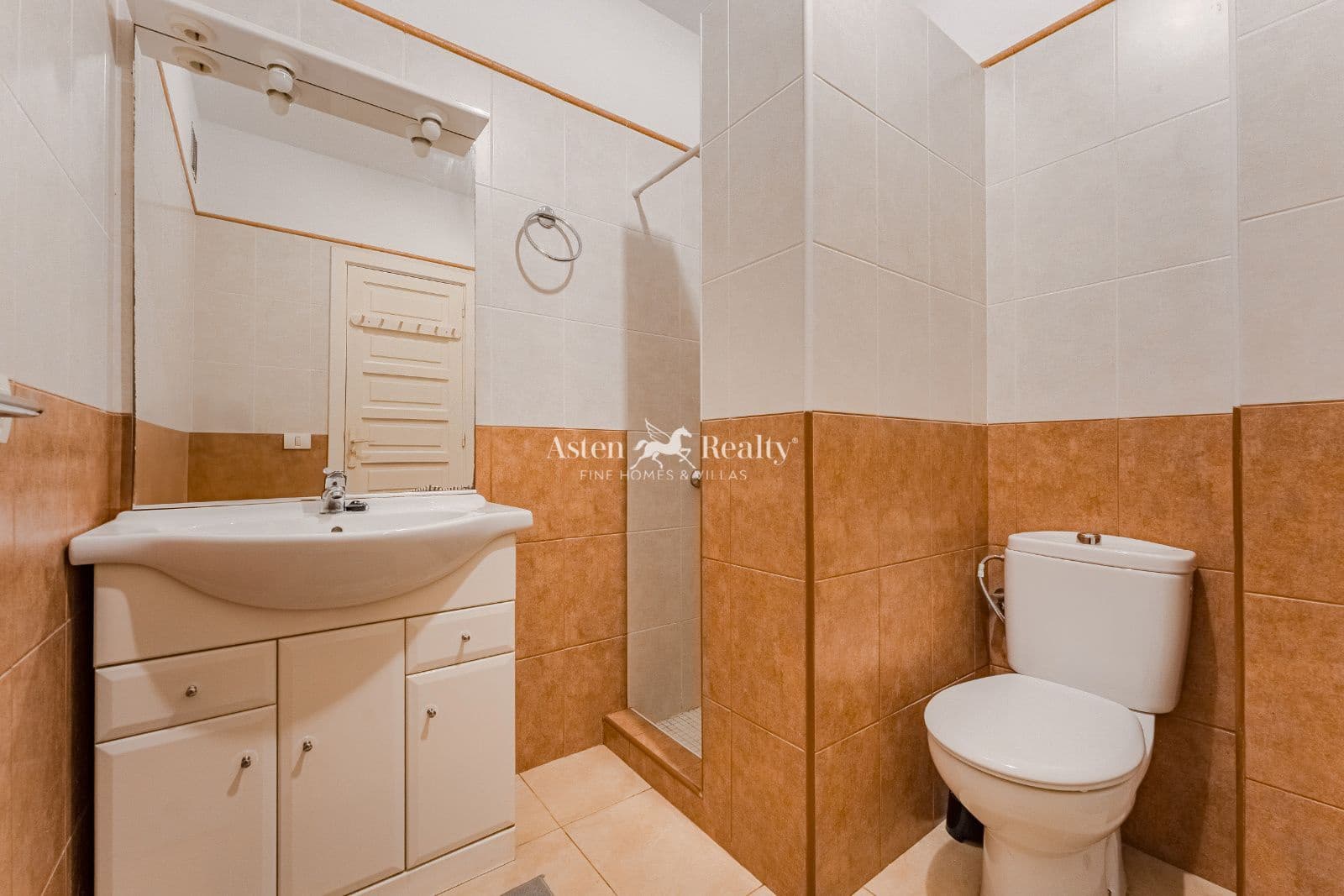 1 makuuhuone Asunto myytävänä paikassa Los Cristianos mukana uima-altaan 
autotalli - 235 000 € (Ref: 9033504)