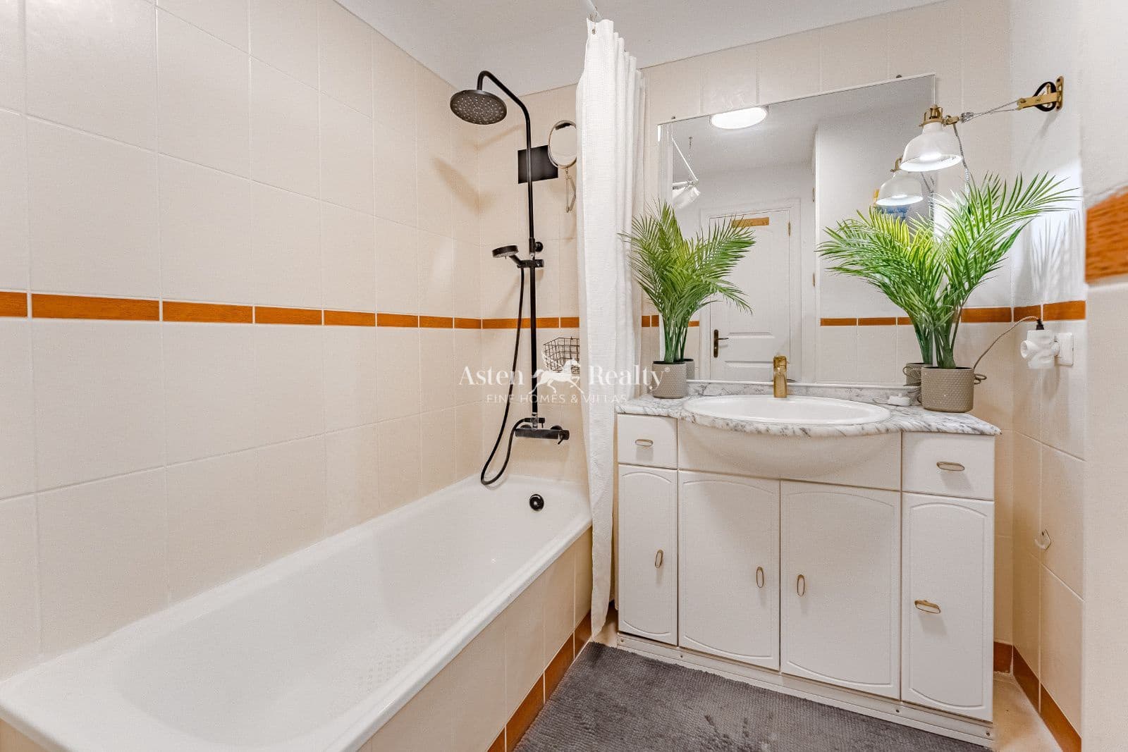 2 soverom Leilighet til salgs i Chayofa med svømmebasseng garasje - € 368 000 (Ref: 9082804)