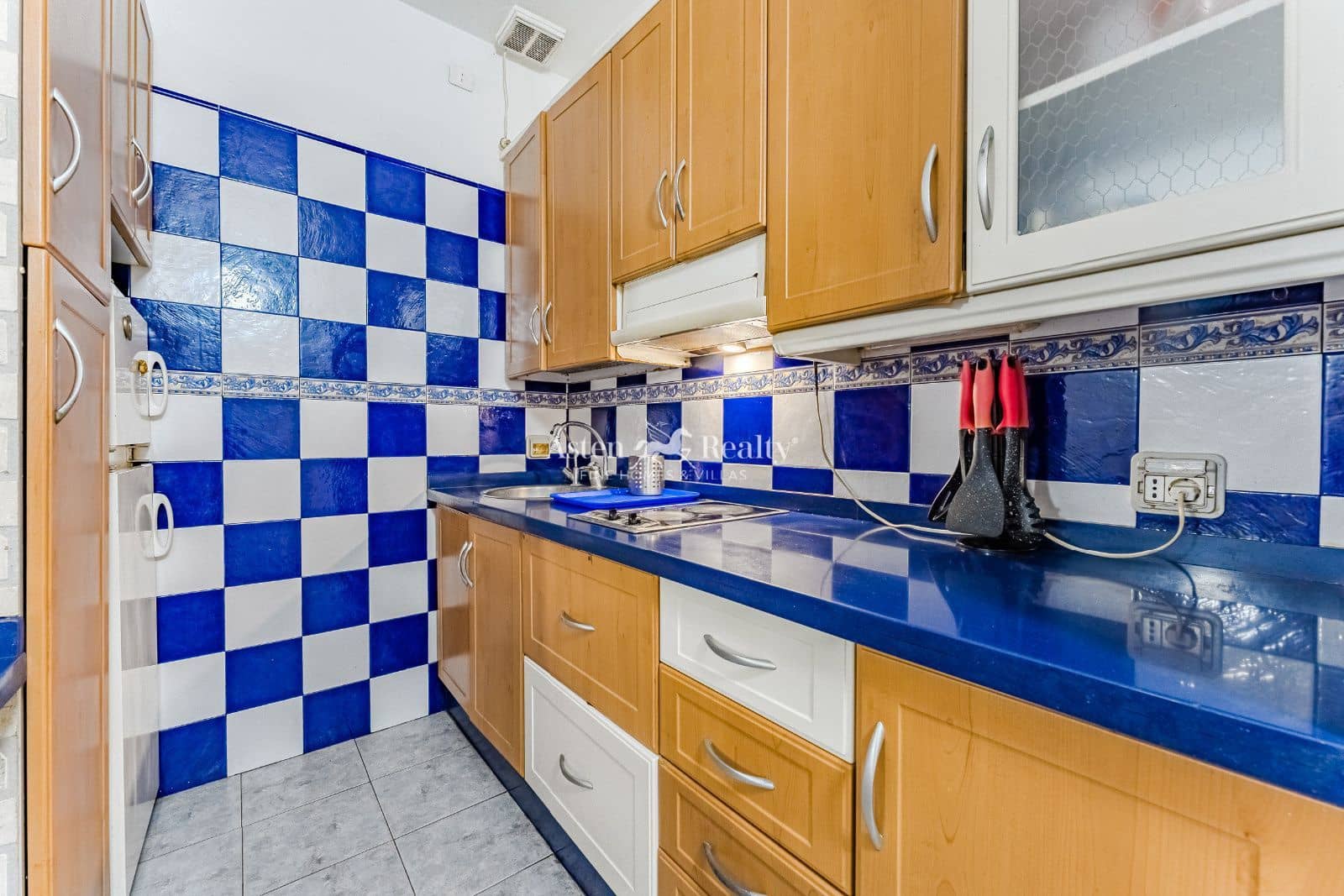 Flat for sale in Costa del Silencio with pool - € 139,000 (Ref: 9100195)