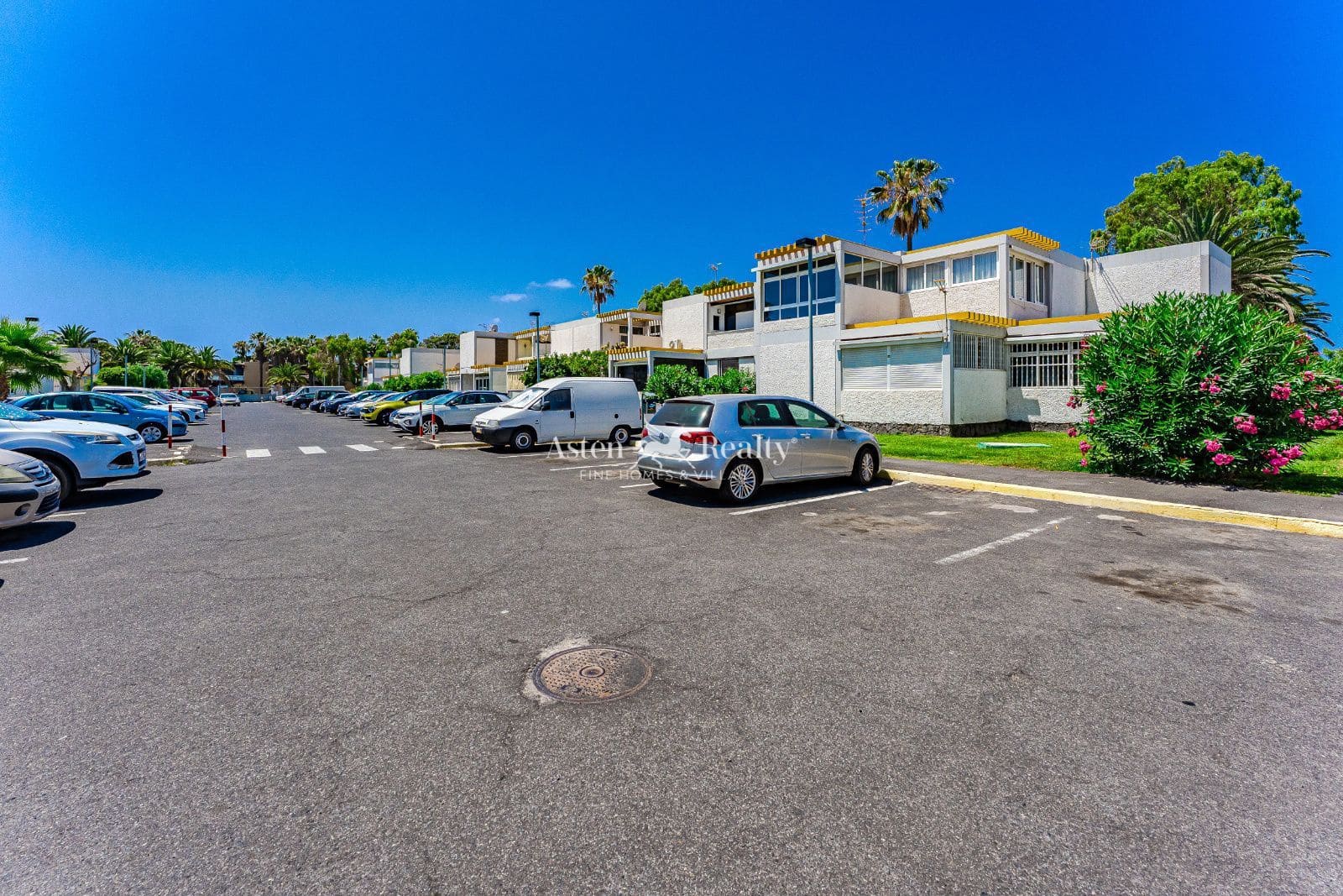 Flat for sale in Costa del Silencio with pool - € 139,000 (Ref: 9100195)