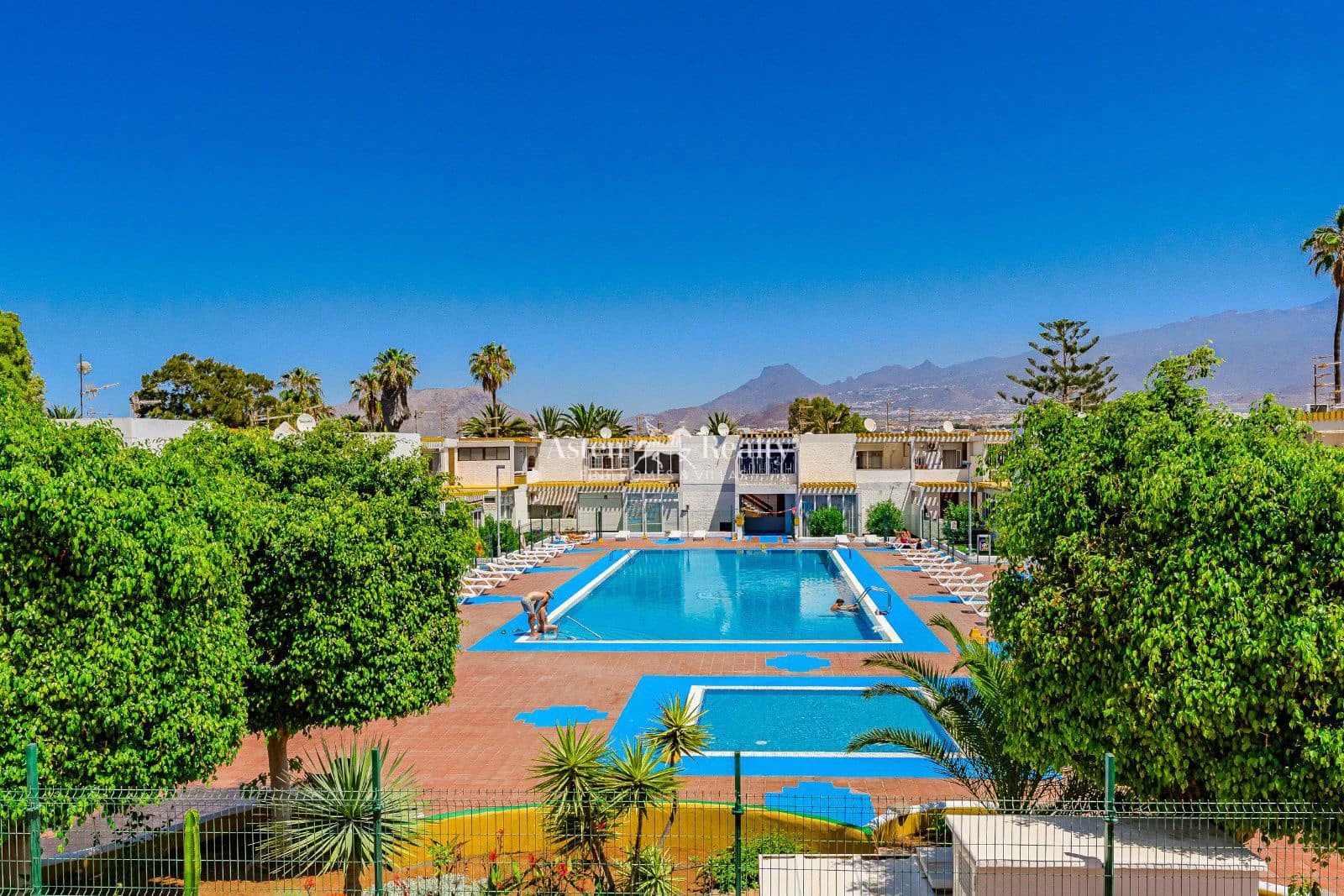 Flat for sale in Costa del Silencio with pool - € 139,000 (Ref: 9100195)