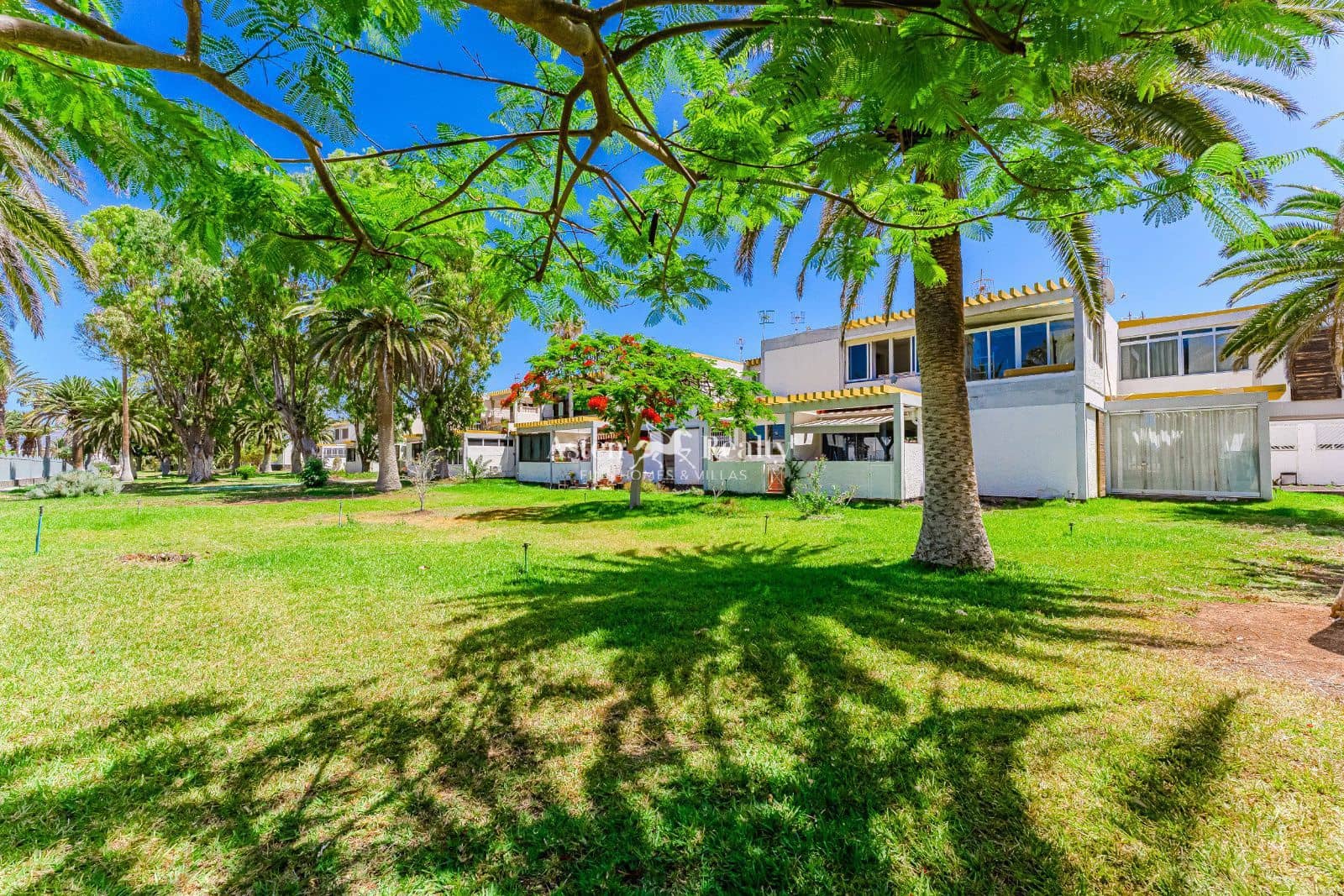 Flat for sale in Costa del Silencio with pool - € 139,000 (Ref: 9100195)