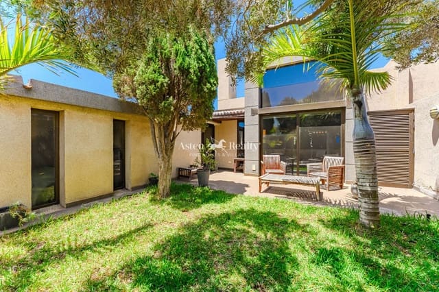 3 soveværelse Villa til salg i El Medano, Granadilla de Abona med garage - € 565.000 (Ref: 9109596)