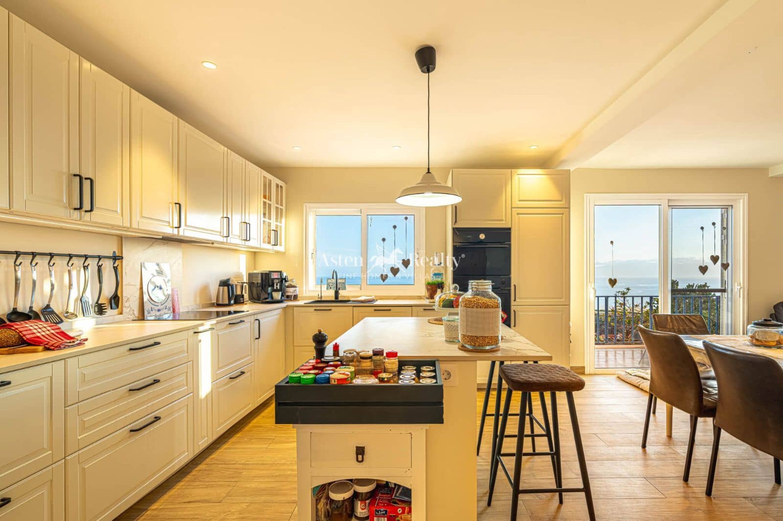 7 soveværelse Villa til salg i Los Gigantes med swimmingpool - € 1.790.000 (Ref: 9117516)