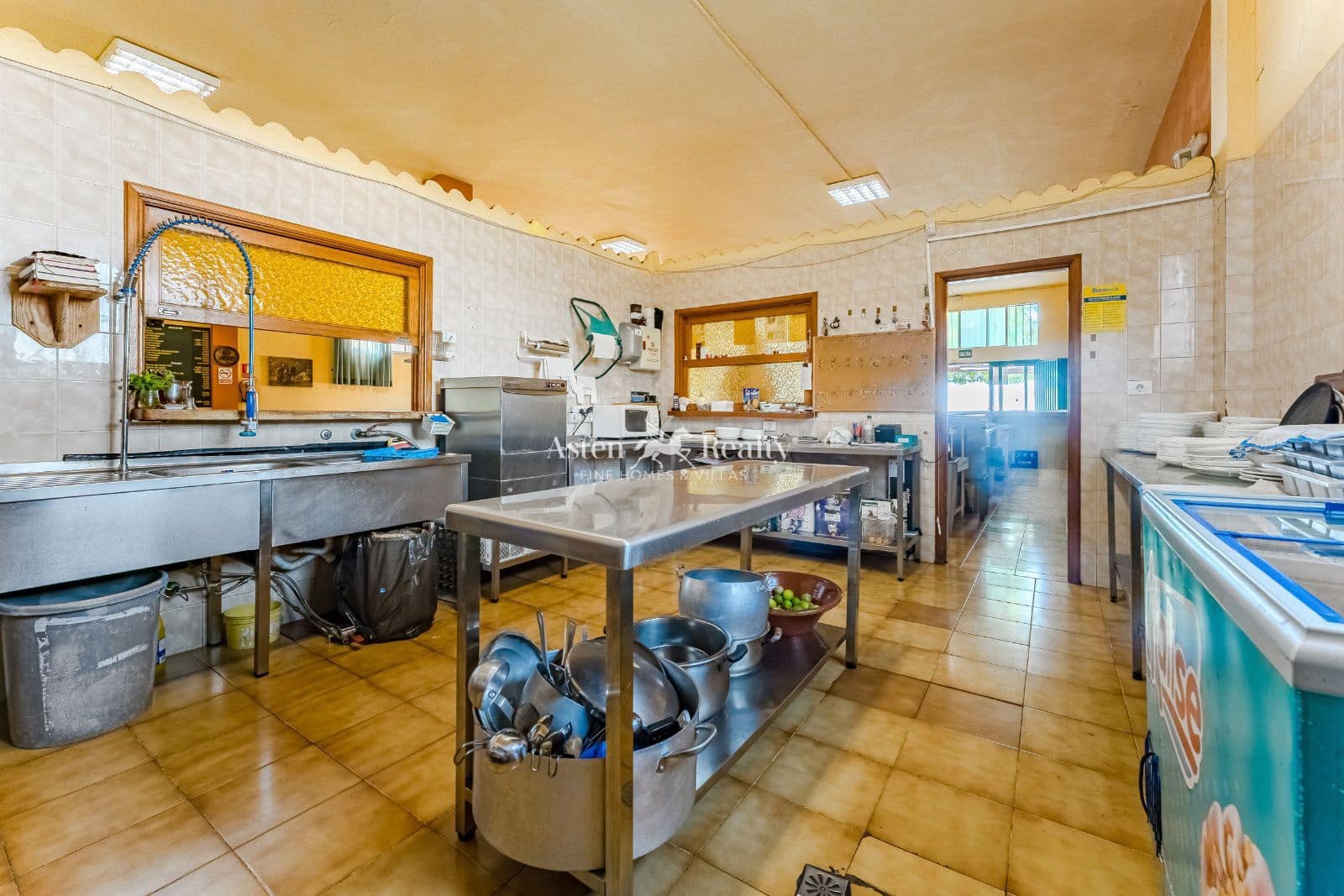 Business for sale in Vilaflor with garage - € 550,000 (Ref: 9123572)