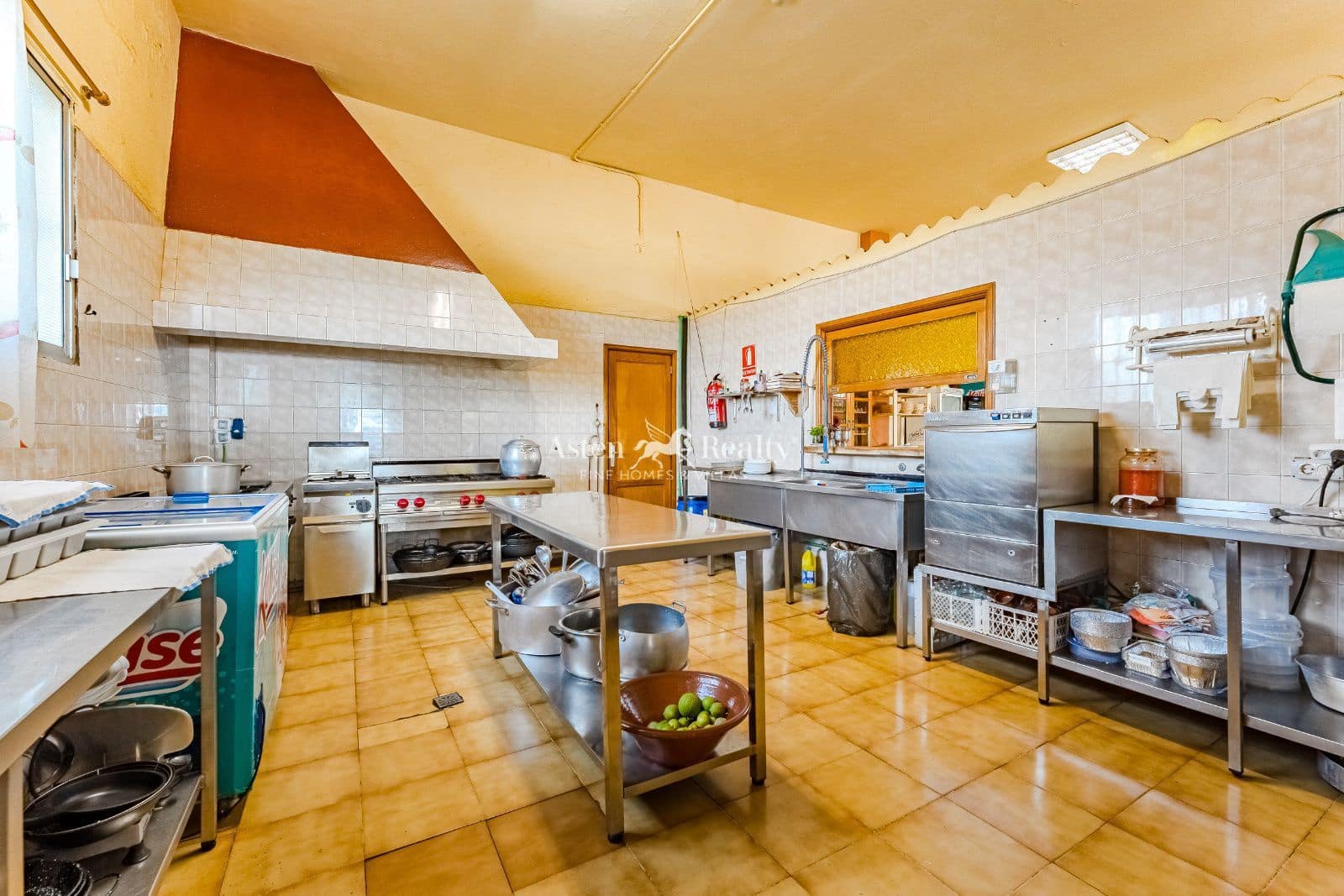 Business for sale in Vilaflor with garage - € 550,000 (Ref: 9123572)