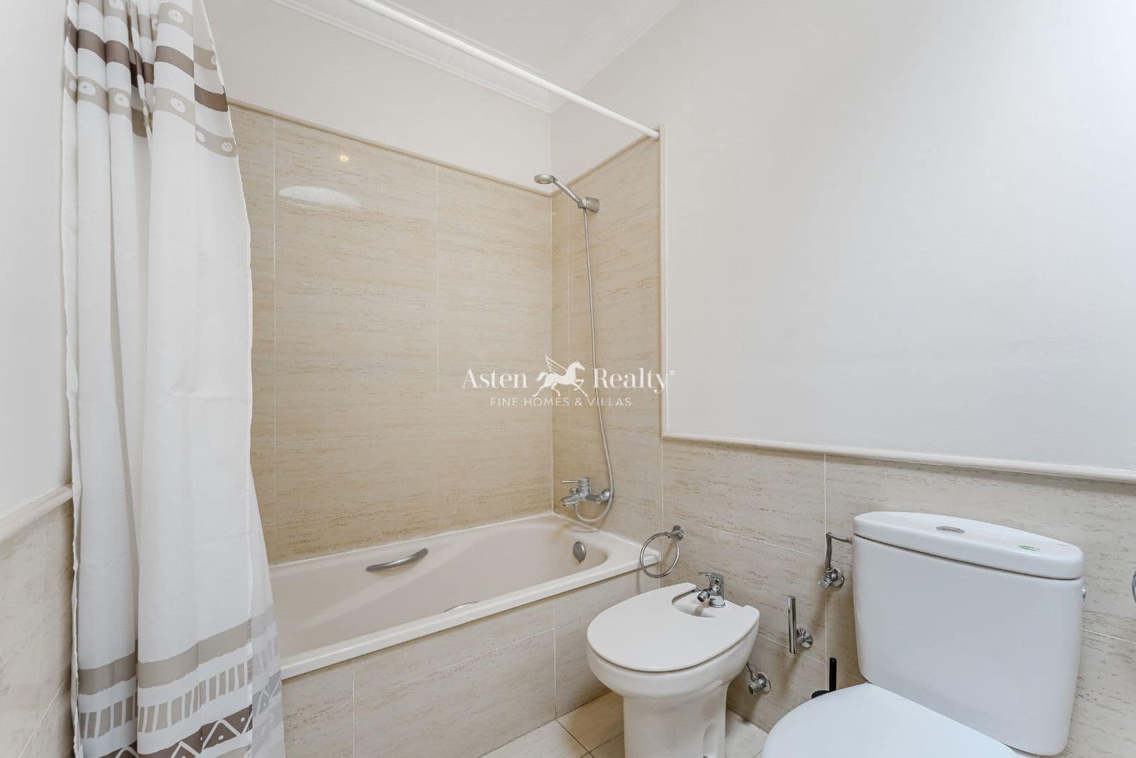 2 soveværelse Byhus til salg i Chayofa med garage - € 400.000 (Ref: 9138862)