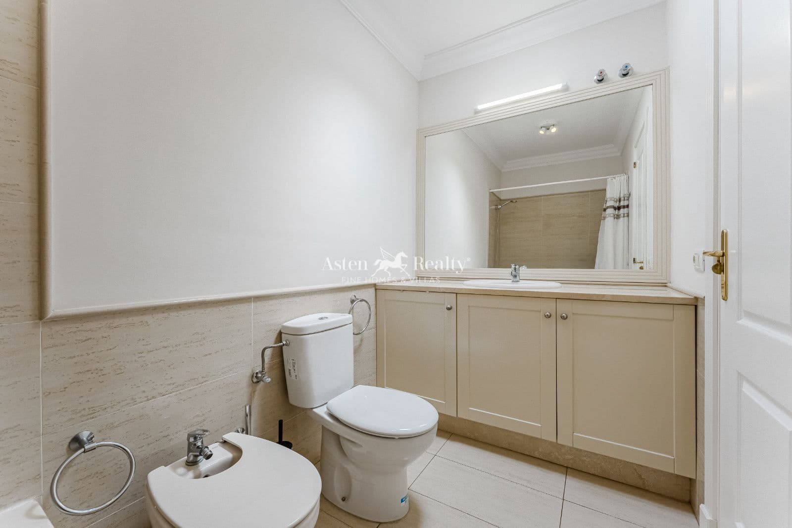 2 soveværelse Byhus til salg i Chayofa med garage - € 400.000 (Ref: 9138862)