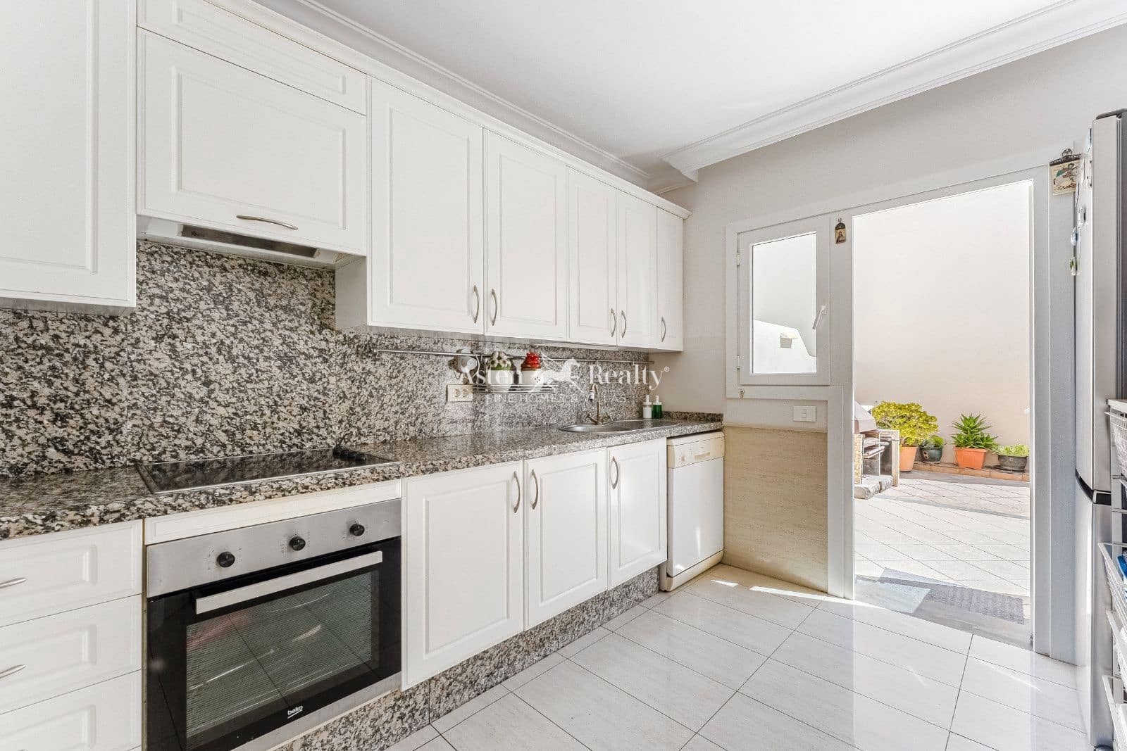 2 soveværelse Byhus til salg i Chayofa med garage - € 400.000 (Ref: 9138862)