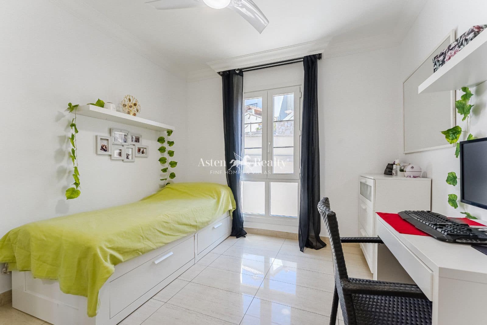 2 soveværelse Byhus til salg i Chayofa med garage - € 400.000 (Ref: 9138862)