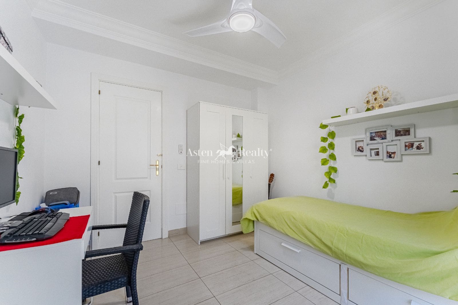 2 soveværelse Byhus til salg i Chayofa med garage - € 400.000 (Ref: 9138862)