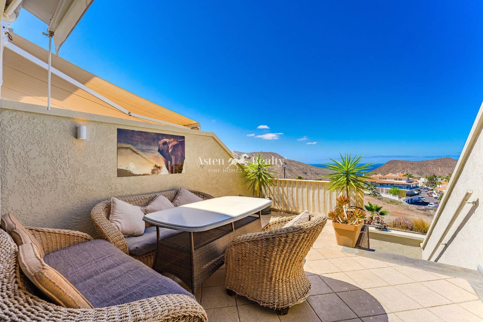 2 soveværelse Byhus til salg i Chayofa med garage - € 400.000 (Ref: 9138862)