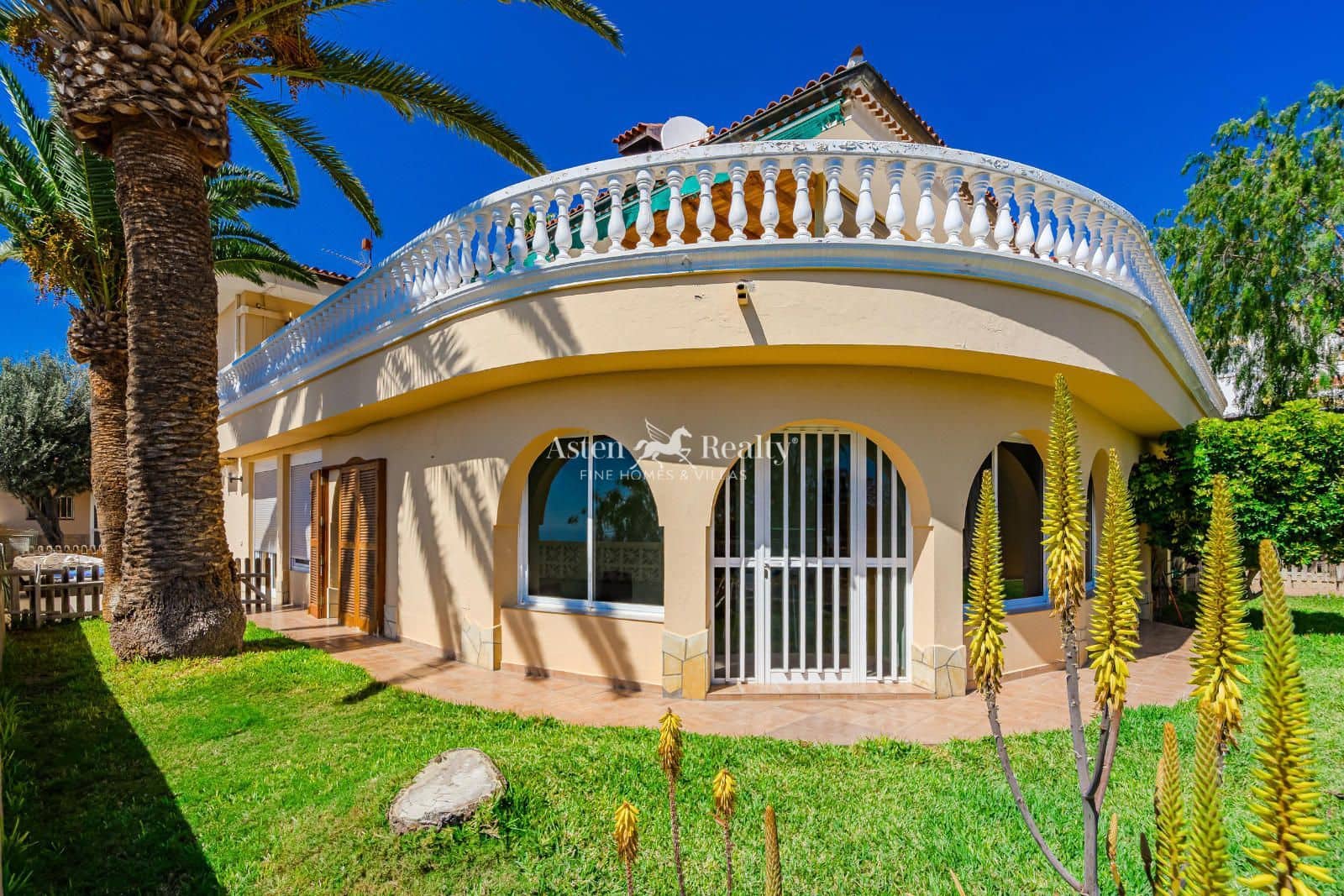 9 soveværelse Byhus til salg i Chayofa med swimmingpool - € 1.595.000 (Ref: 9175852)