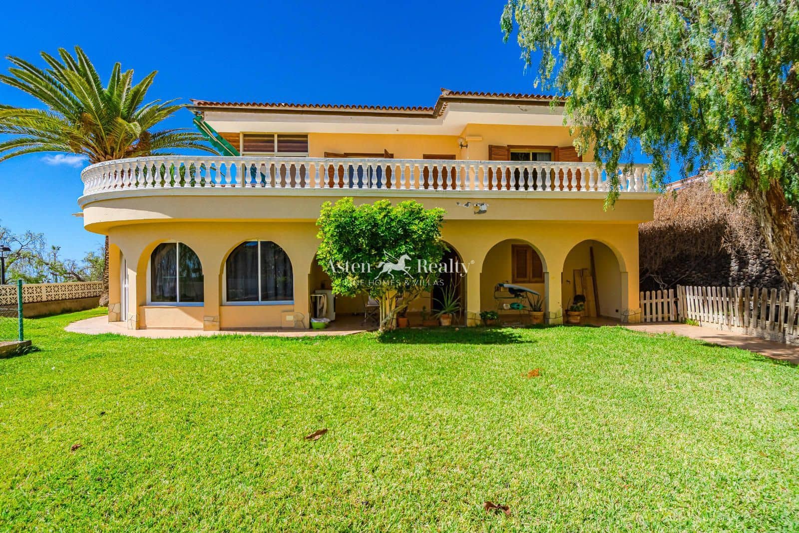 9 soveværelse Byhus til salg i Chayofa med swimmingpool - € 1.595.000 (Ref: 9175852)