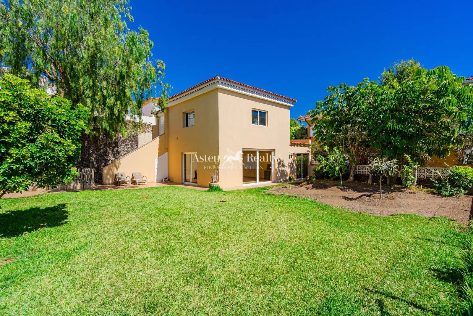 9 soveværelse Byhus til salg i Chayofa med swimmingpool - € 1.595.000 (Ref: 9175852)