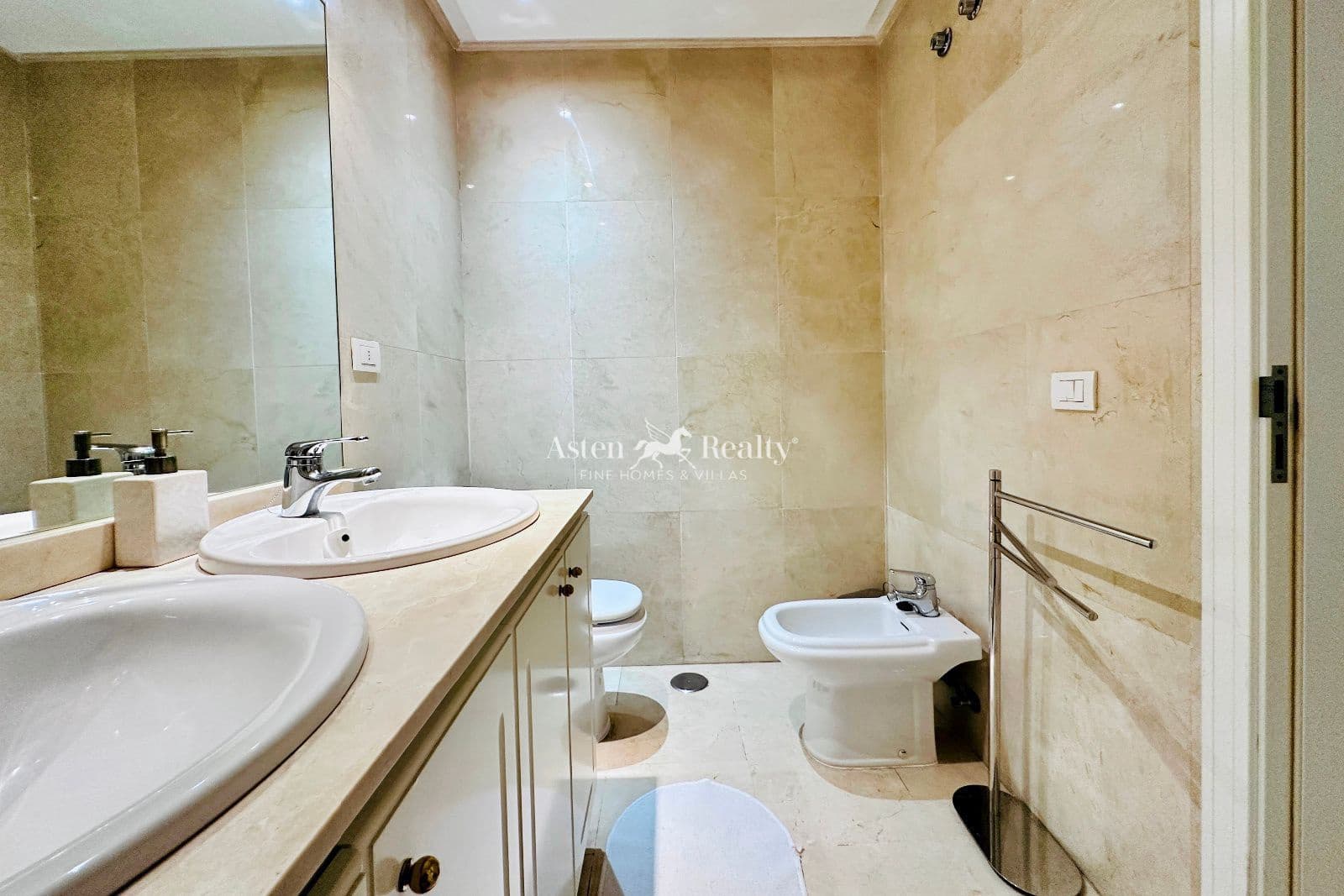 3 soveværelse Lejlighed til salg i Playa del Duque med swimmingpool - € 850.000 (Ref: 9186024)