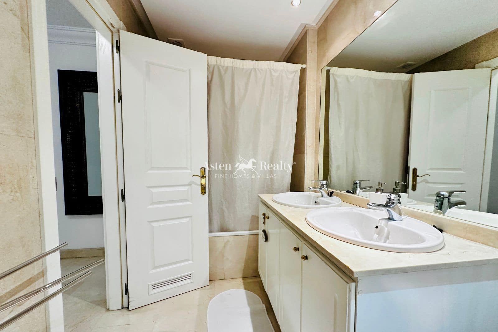 3 soveværelse Lejlighed til salg i Playa del Duque med swimmingpool - € 850.000 (Ref: 9186024)