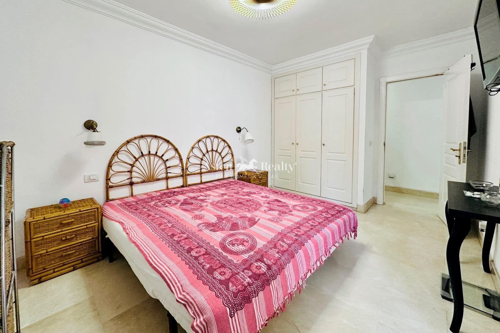 3 soveværelse Lejlighed til salg i Playa del Duque med swimmingpool - € 850.000 (Ref: 9186024)