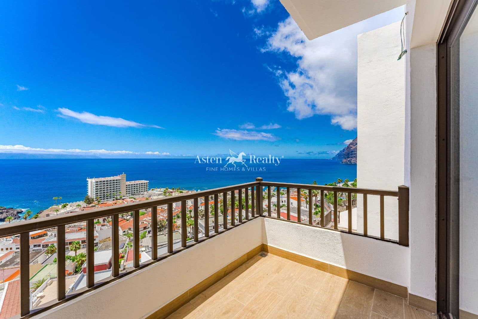 2 soveværelse Lejlighed til salg i Puerto Santiago med swimmingpool - € 575.000 (Ref: 9194759)