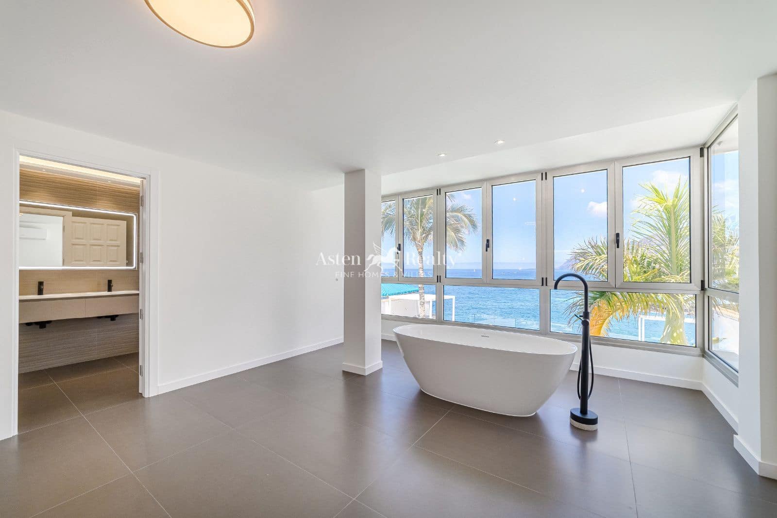 7 quarto Casa em Banda para venda em Puerto Santiago com piscina garagem - 4 998 000 € (Ref: 9197135)