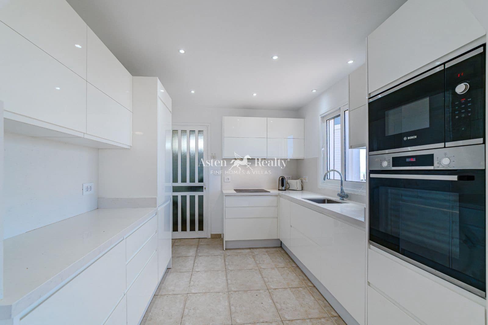 3 soveværelse Byhus til salg i Puerto Santiago med swimmingpool garage - € 995.000 (Ref: 9201973)