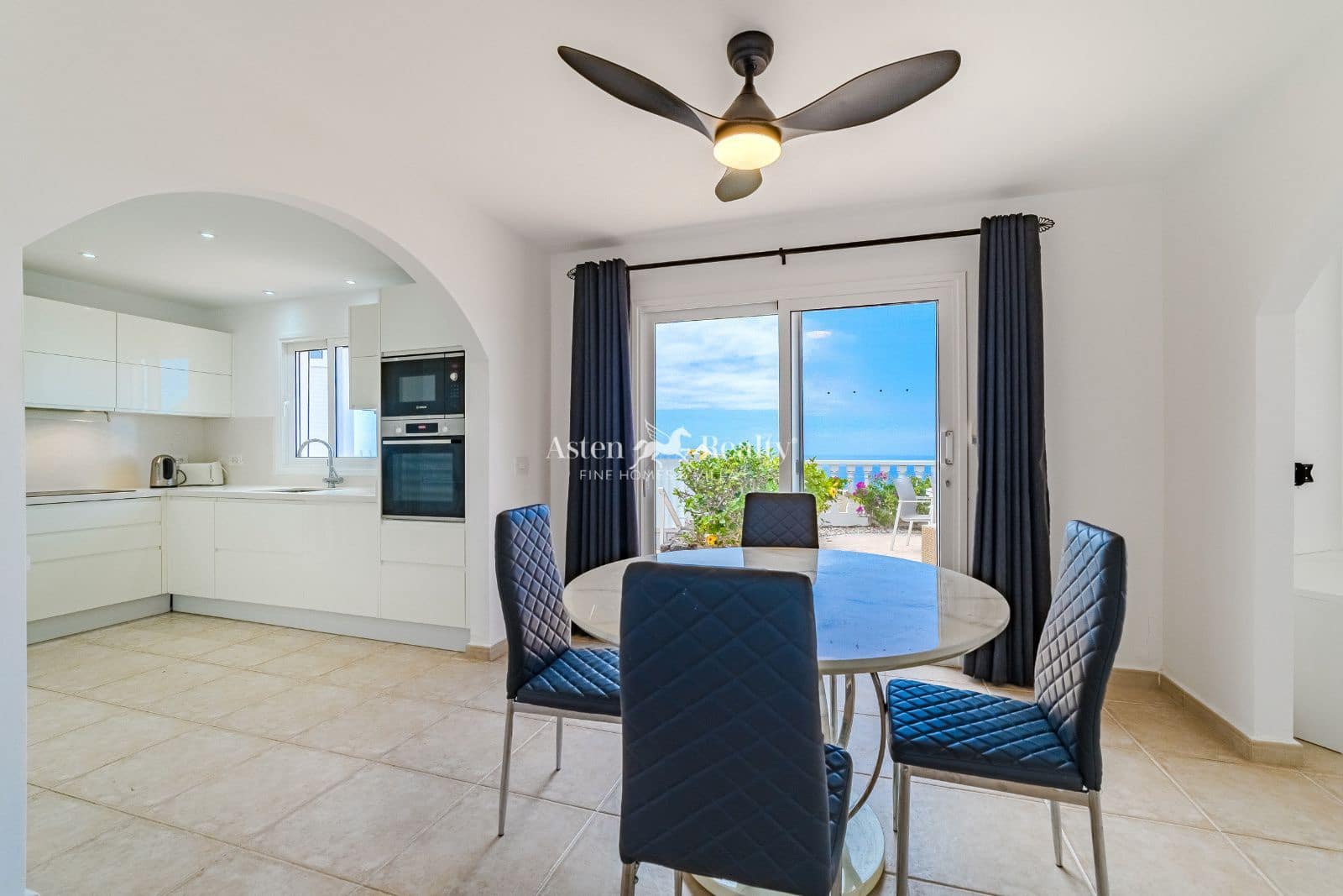 3 soveværelse Byhus til salg i Puerto Santiago med swimmingpool garage - € 995.000 (Ref: 9201973)