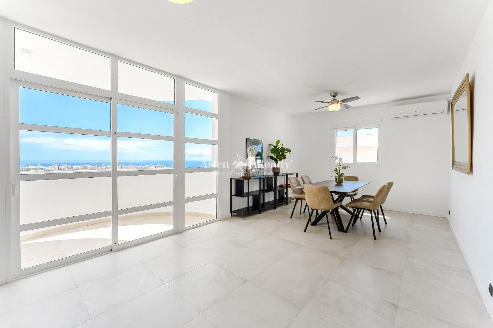 5 soveværelse Byhus til salg i Costa Adeje med swimmingpool garage - € 1.789.000 (Ref: 9205547)