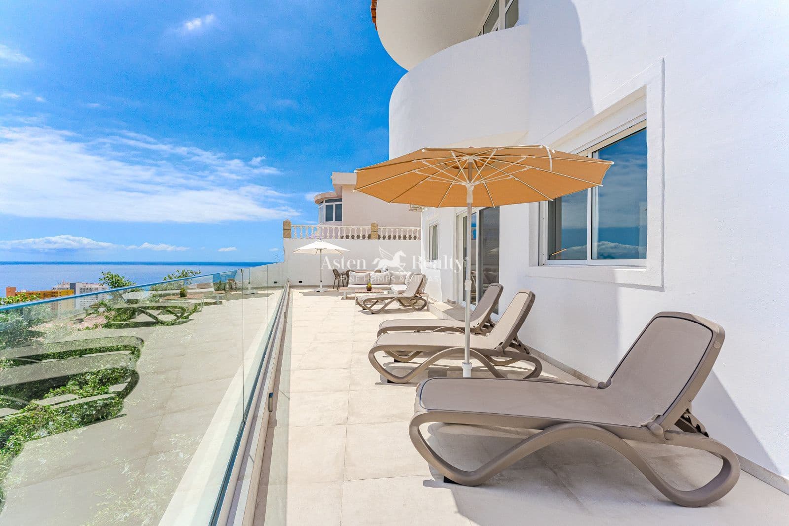 5 soveværelse Byhus til salg i Costa Adeje med swimmingpool garage - € 1.789.000 (Ref: 9205547)