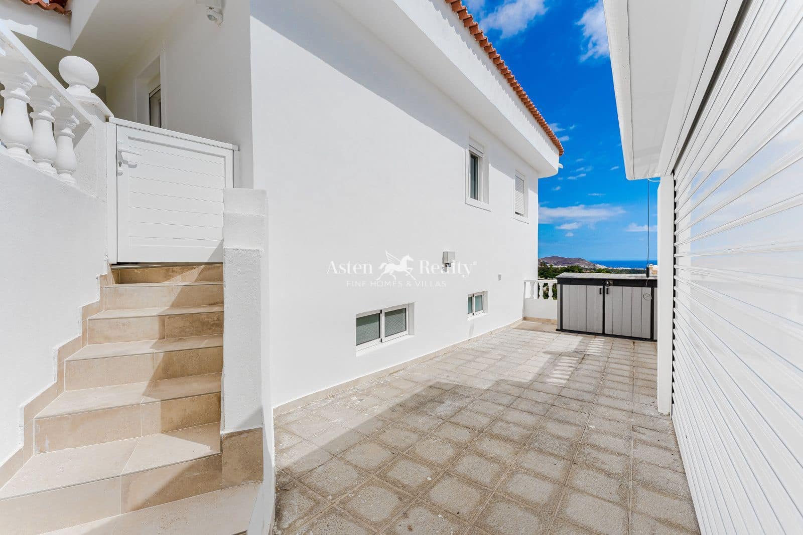 5 soveværelse Byhus til salg i Costa Adeje med swimmingpool garage - € 1.789.000 (Ref: 9205547)