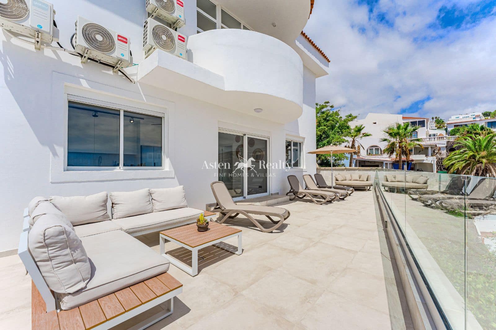 5 soveværelse Byhus til salg i Costa Adeje med swimmingpool garage - € 1.789.000 (Ref: 9205547)