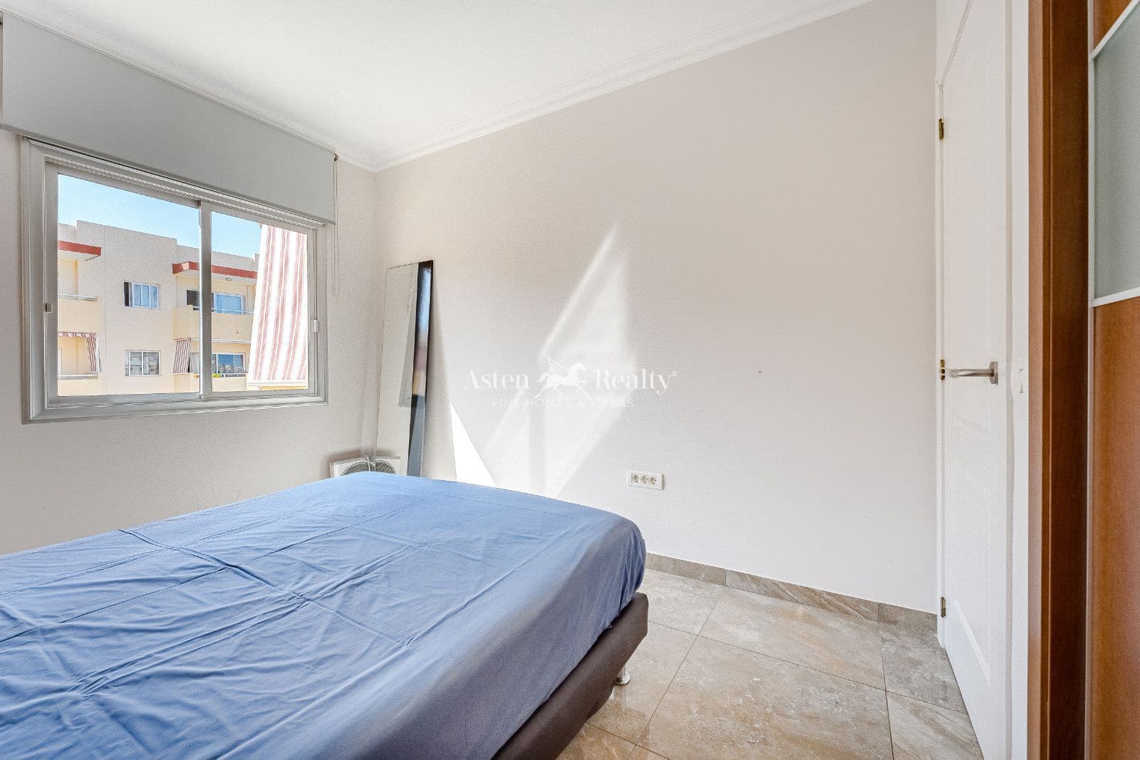 1 bedroom Flat for sale in Los Cristianos with pool - € 285,000 (Ref: 9216180)