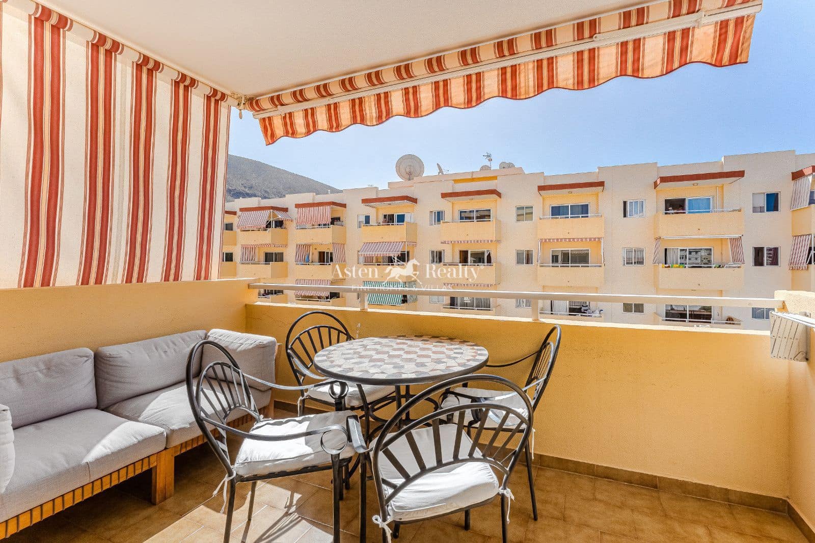 1 bedroom Flat for sale in Los Cristianos with pool - € 285,000 (Ref: 9216180)