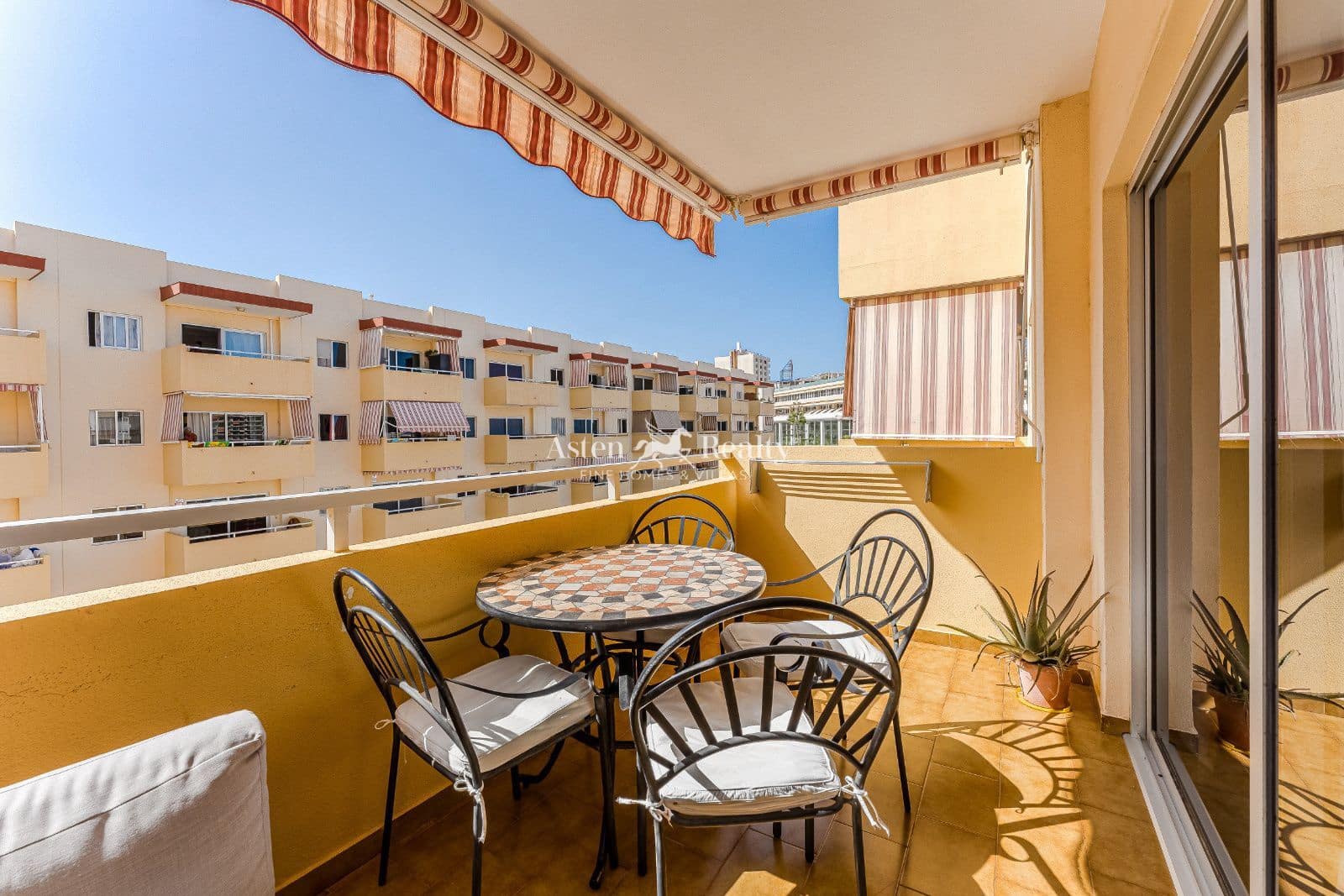 1 bedroom Flat for sale in Los Cristianos with pool - € 285,000 (Ref: 9216180)