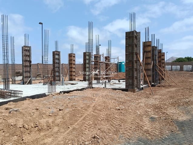 2 slaapkamer Huis te koop in Villaverde, La Oliva met zwembad garage - € 454.000 (Ref: 9219182)