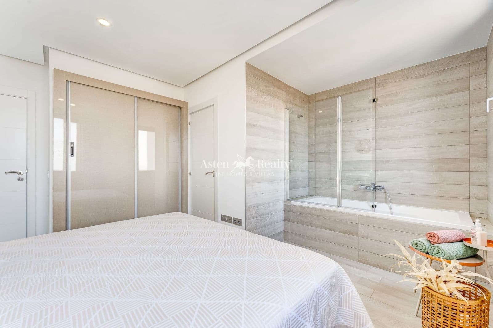 3 slaapkamer Flat te koop in Playa Paraiso met zwembad garage - € 690.000 (Ref: 9237140)