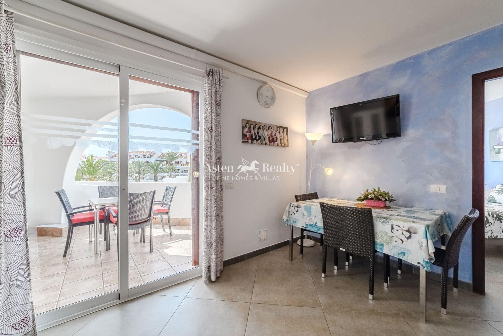 1 bedroom Flat for sale in Playa de las Americas with pool - € 435,000 (Ref: 9246137)