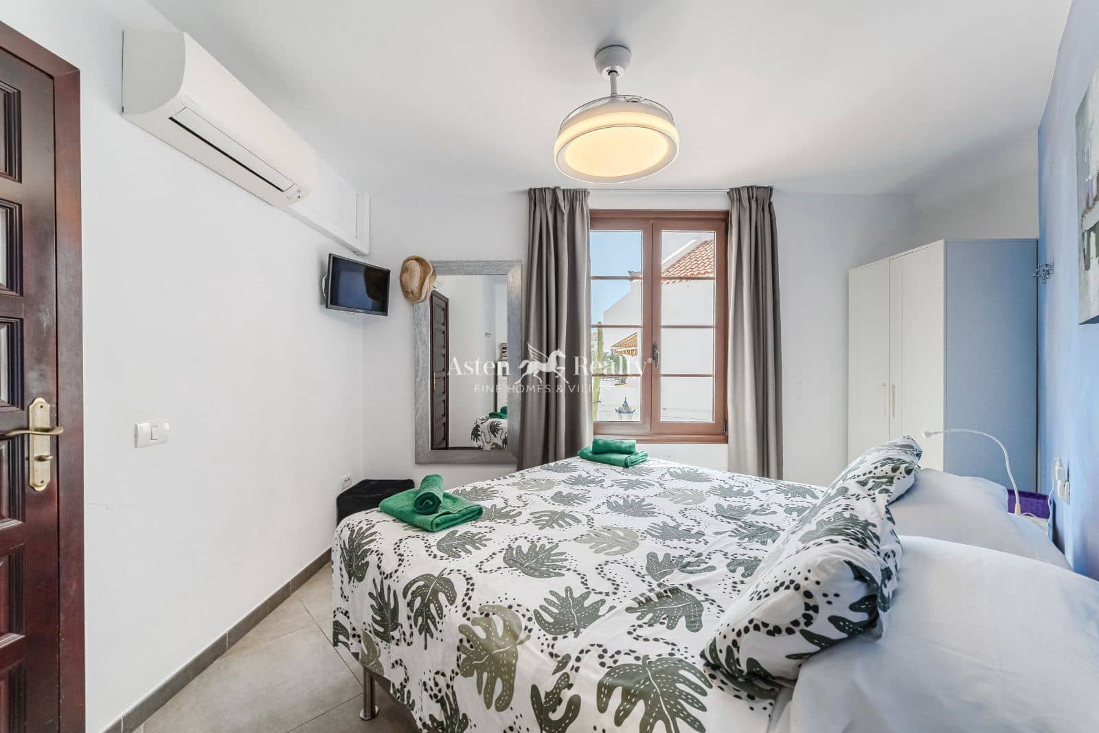 1 bedroom Flat for sale in Playa de las Americas with pool - € 435,000 (Ref: 9246137)