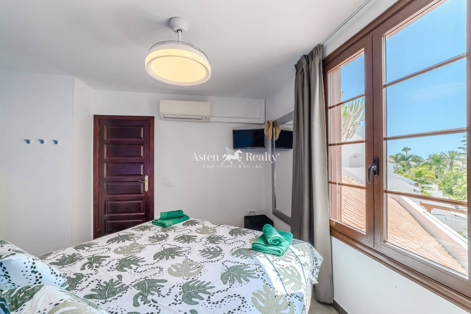 1 bedroom Flat for sale in Playa de las Americas with pool - € 435,000 (Ref: 9246137)