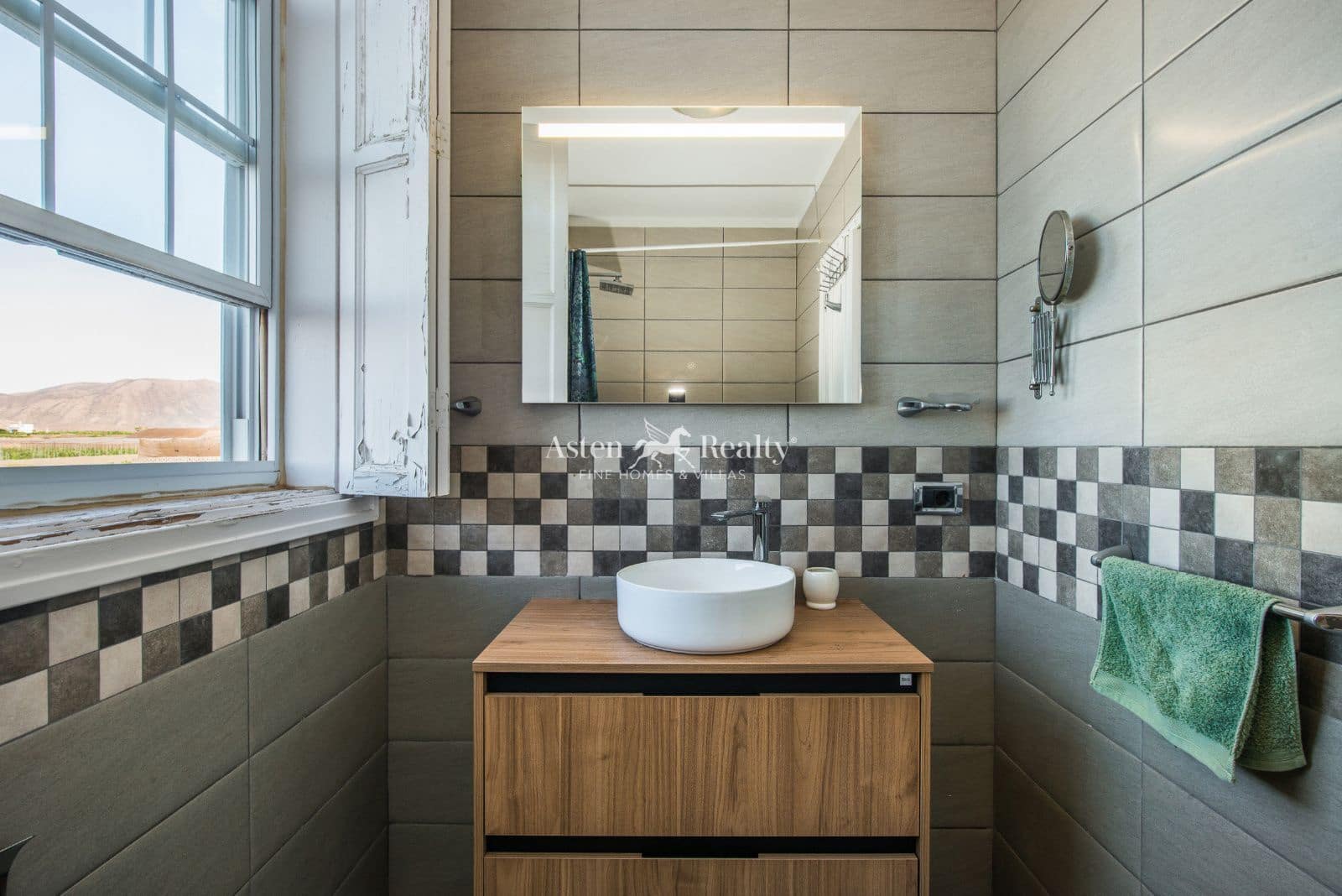 4 makuuhuone Huvila myytävänä paikassa Las Galletas mukana uima-altaan 
autotalli - 475 000 € (Ref: 9289743)